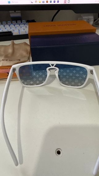 Gafas Louis Vuitton plateadas con caja