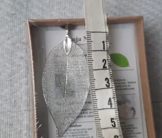 Hoja natural plateada con cordón negro