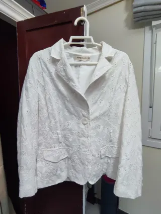Chaqueta blanca bordada