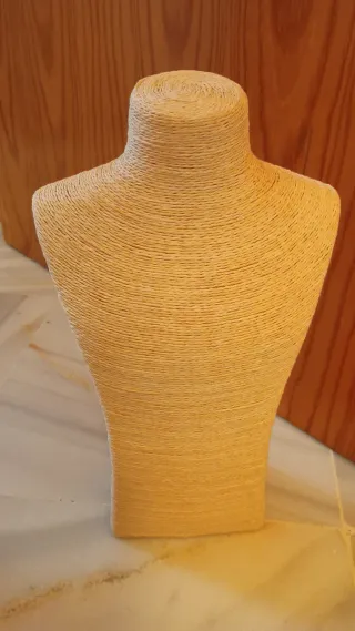 Expositor de bisutería de esparto