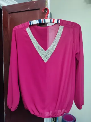 Blusa rosa con escote V y detalles plateados