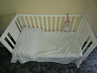 Cuna blanca con peluche y colchon