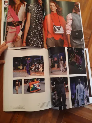 Lote de dos revistas Louis Vuitton.