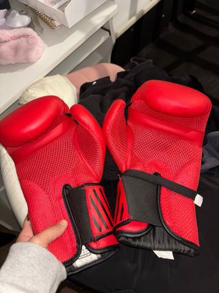 Guantes de boxeo rojos sin usar
