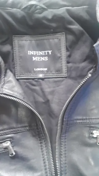 Chaqueta de cuero negra con detalles rojos