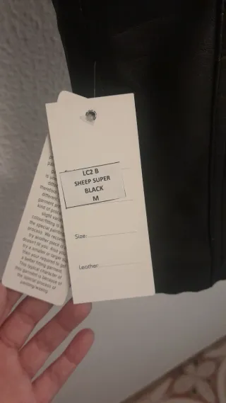 Chaqueta de cuero negra con detalles rojos