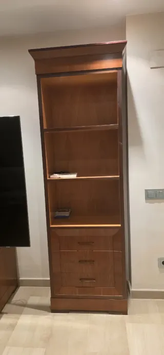 Vitrinas de madera con luces