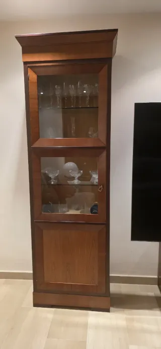 Vitrinas de madera con luces