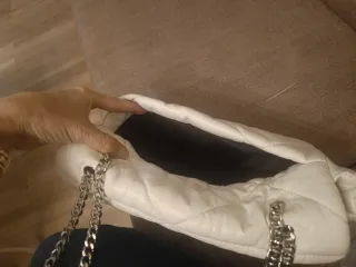 Bolso blanco acolchado con cadena