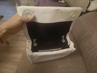Bolso blanco acolchado con cadena