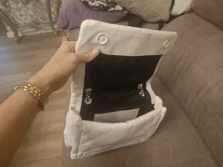 Bolso blanco acolchado con cadena