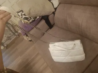 Bolso blanco acolchado con cadena