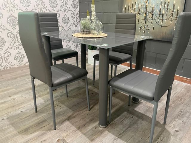 Conjunto de mesa con 4 sillas GRIS
