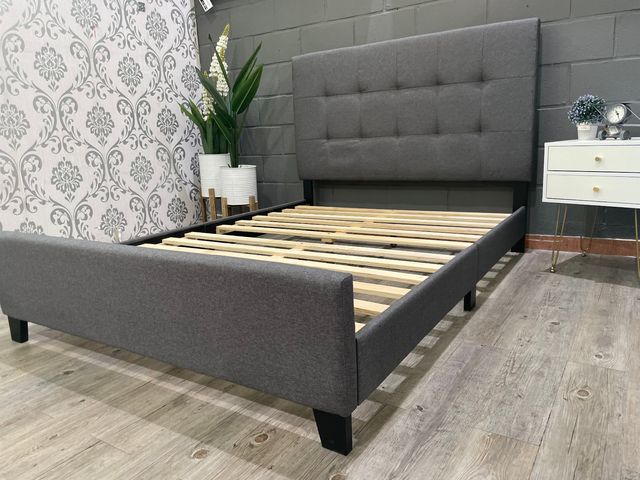 Cama con somier y cabecero.