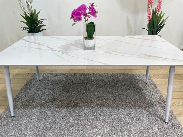 Mesa de Comedor de Cristal Templado con Efecto Mármol y Patas Metálicas