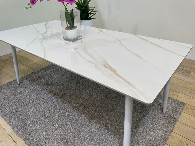 Mesa de Comedor de Cristal Templado con Efecto Mármol y Patas Metálicas