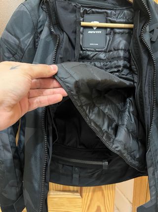 Chaqueta moto camuflaje mujer marca REVIT.