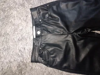 Pantalón de cuero negro