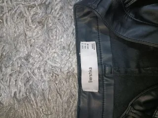 Pantalón de cuero negro