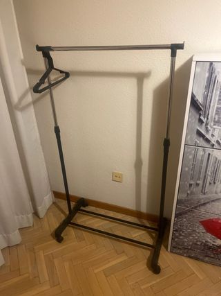 Burro de ropa con ruedas