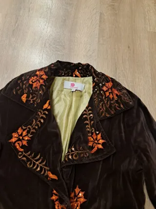 Abrigo largo bordado marrón y naranja
