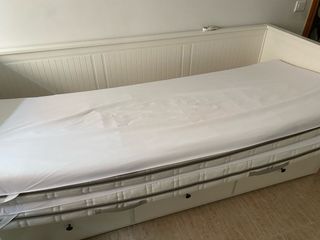 Cama diván nido Hemnes Ikea con colchones y fundas