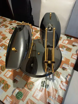 Lámpara de mesa negra y dorada