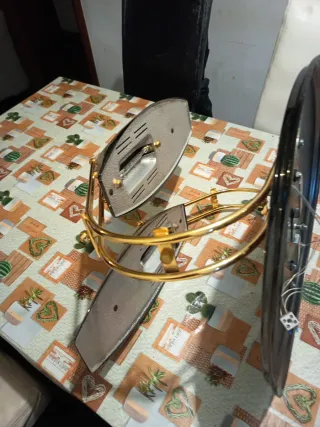 Lámpara de mesa negra y dorada