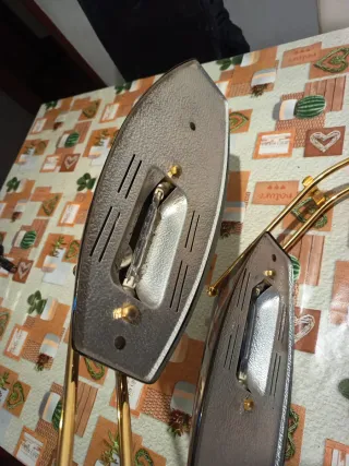 Lámpara de mesa negra y dorada