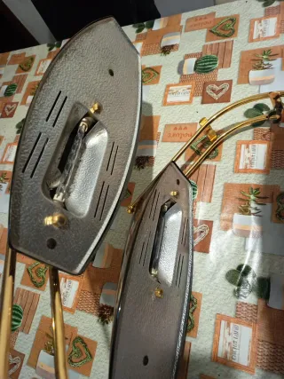 Lámpara de mesa negra y dorada