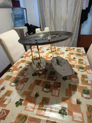 Lámpara de mesa negra y dorada