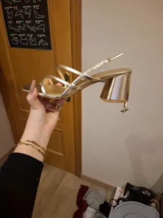 Tacones dorados Stradivarius Talla 40