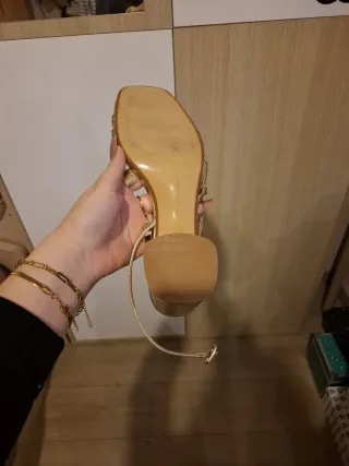 Tacones dorados Stradivarius Talla 40