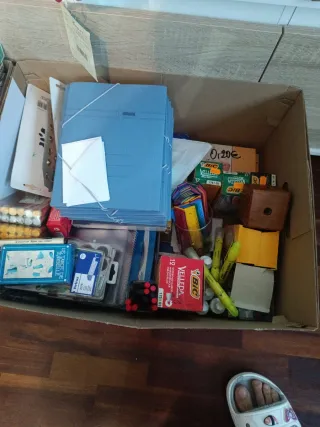 Material de oficina: bolígrafos y marcadores