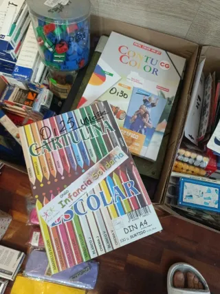 Material de oficina: bolígrafos y marcadores