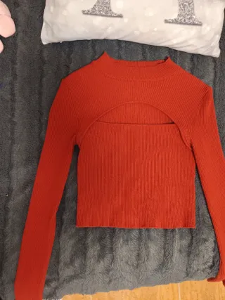 Top naranja con abertura