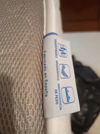 Cuna de madera con colchón