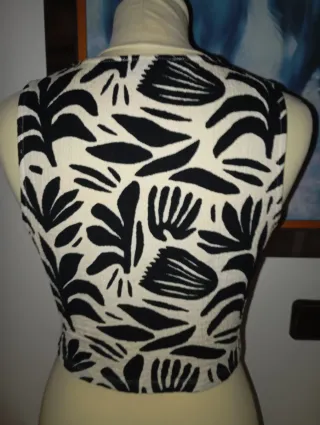 Top estampado hojas blanco y negro