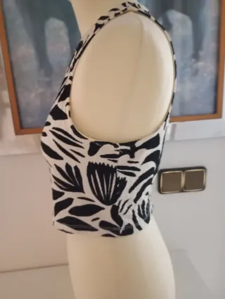 Top estampado hojas blanco y negro