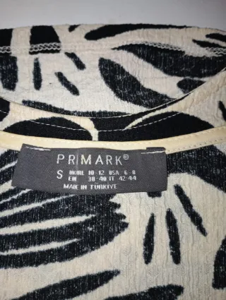 Top estampado hojas blanco y negro