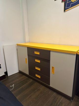 Escritorio juvenil con cómoda de almacenaje.