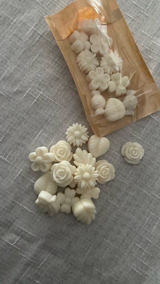 Wax melts con formas de flores y corazones