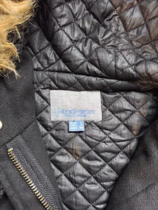 Chaquetón negro con capucha y pelo