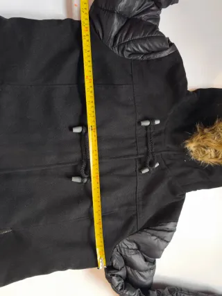 Chaquetón negro con capucha y pelo