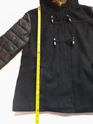 Chaquetón negro con capucha y pelo