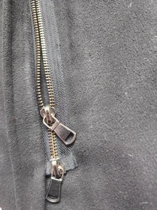 Chaquetón negro con capucha y pelo