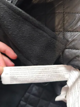 Chaquetón negro con capucha y pelo