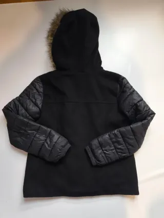 Chaquetón negro con capucha y pelo