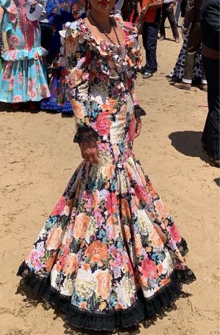 Traje de flamenca floral con volantes