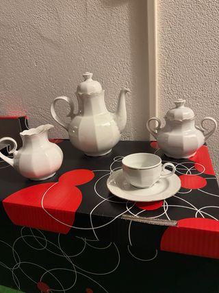 Juego de café de porcelana blanco 12 servicios.